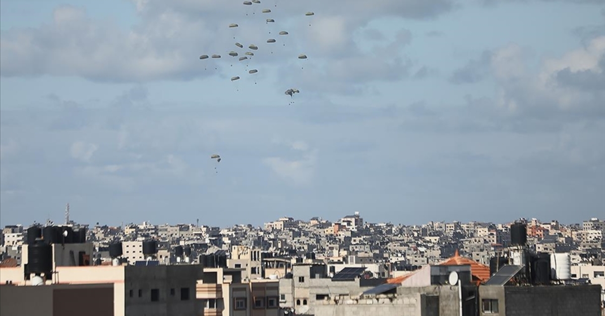 Gazze’ye havadan indirilen yardım kutuları sivillerin üstüne düştü: Ölü ve yaralılar var