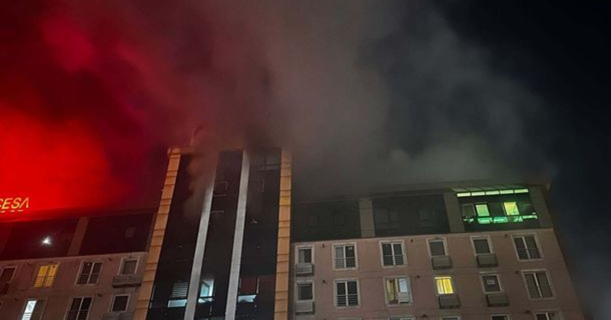 Esenyurt’ta 11 kattan oluşan rezidansta yangın; mahsur kalan 40 kişiyi itfaiye tahliye etti