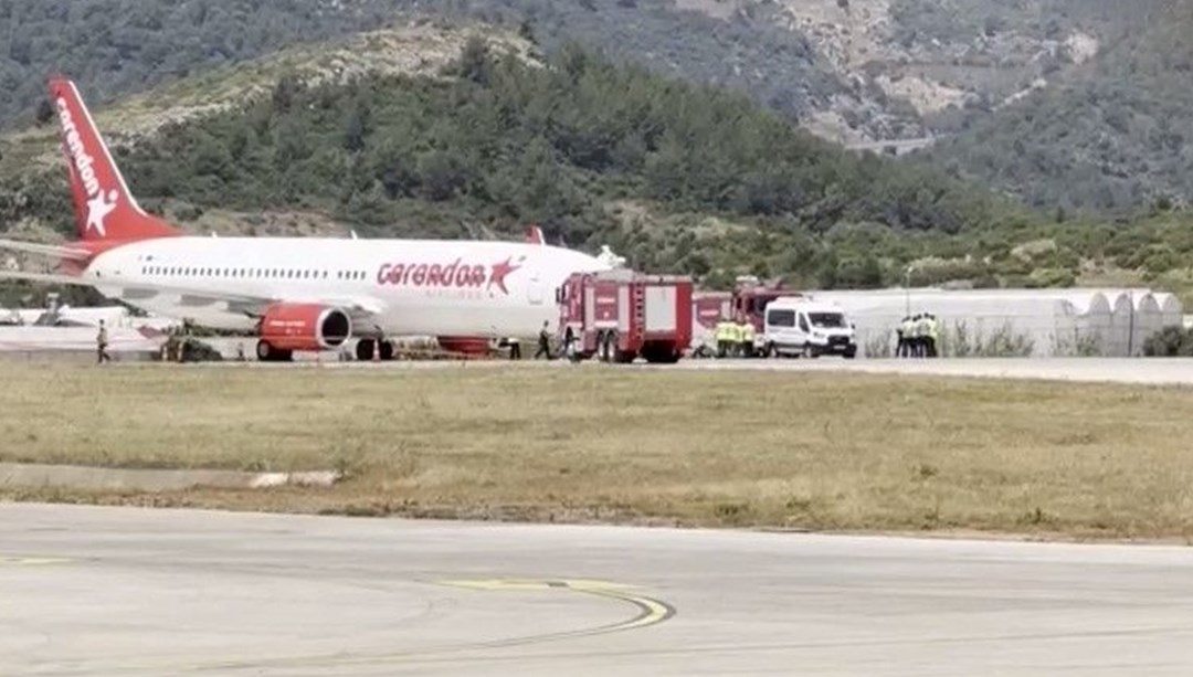 Antalya’da faciadan dönüldü: Ön tekeri patlayan tayyare gövdesi üstüne indi – Son Dakika Türkiye Haberleri